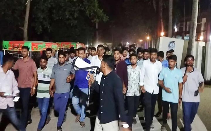 গুপ্ত রাজনীতির প্রতিবাদে মাগুরায় ছাত্রদলের বিক্ষোভ